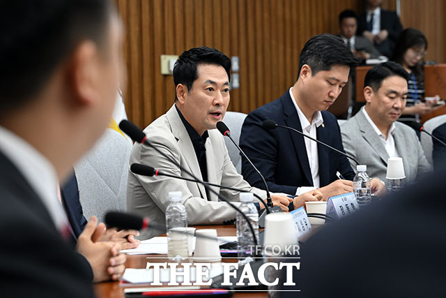 장동혁 국민의힘 대표(가운데)를 비롯한 참석자들이 30일 오후 서울 여의도 국회에서 열린 부정·무능 선관위 해체 수준의 쇄신 및 재선거 촉구를 위한 6·3 참정권 박탈 사태 청년·대학생 시국 대토론회에서 기념 촬영을 하고 있다. /국회=서예원 기자