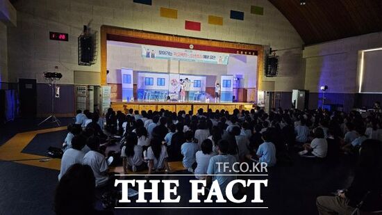 29일 의정부시 호원중학교에서 경기도북부자치경찰위원회가 '찾아가는 학교폭력·소년범죄 예방 공연'을 진행하고 있다. /경기도