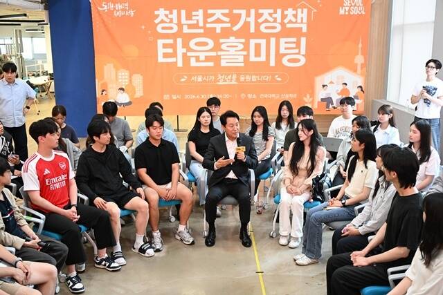 오세훈 서울시장이 30일 건국대학교 신공학관에서 열린 청년주거정책 타운홀 미팅에서 서울시의 청년지원정책을 설명하고 있다. /서울시