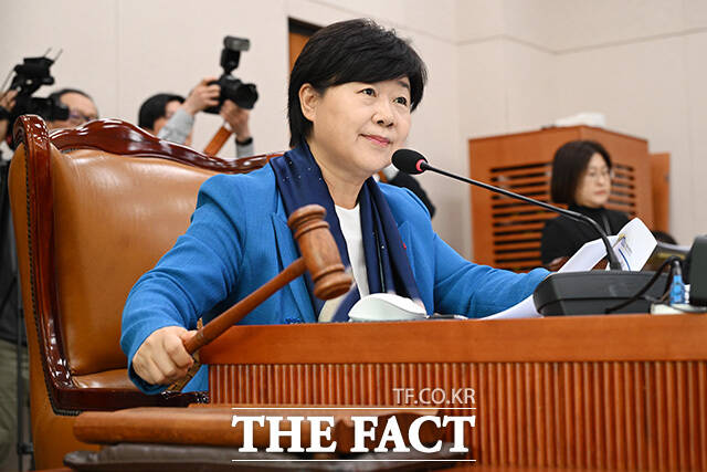 더불어민주당이 22대 국회 하반기 법제사법위원장 후보로 서영교 의원을 추천하는 등 민주당 몫 상임위원장 후보 11명을 확정했다. 사진은 서 의원이 지난 4월 8일 오전 서울 여의도 국회에서 열린 법사위 전체회의에서 의사봉을 두드리며 회의를 주재하고 있는 모습./남용희 기자