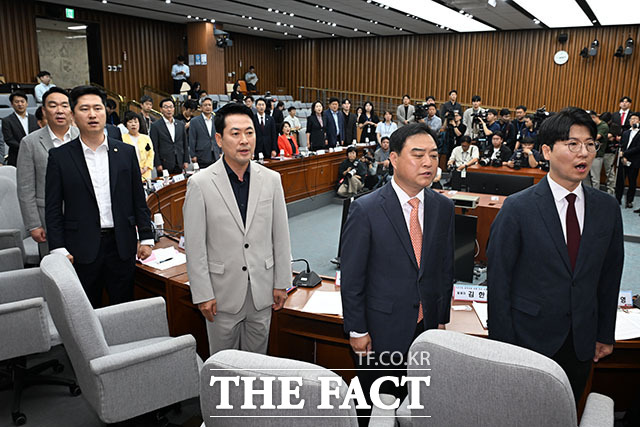 장동혁 국민의힘 대표(가운데)를 비롯한 참석자들이 30일 오후 서울 여의도 국회에서 열린 부정·무능 선관위 해체 수준의 쇄신 및 재선거 촉구를 위한 6·3 참정권 박탈 사태 청년·대학생 시국 대토론회에서 기념 촬영을 하고 있다. /국회=서예원 기자