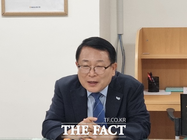 30일 정헌율 시장이 익산시청 기자실에서 간담회를 통해 지난 10년간의 시정에 대한 소회를 밝히고 있다. /김종성 기자