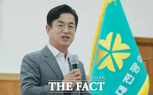 허태정 대전시장 당선인이 30일 옛 충남도청 대회의실에서 열린 민선 9기 대전시장직 인수위원회 활동보고회에서 모두발언을 하고 있다. /대전시장직 인수위원회