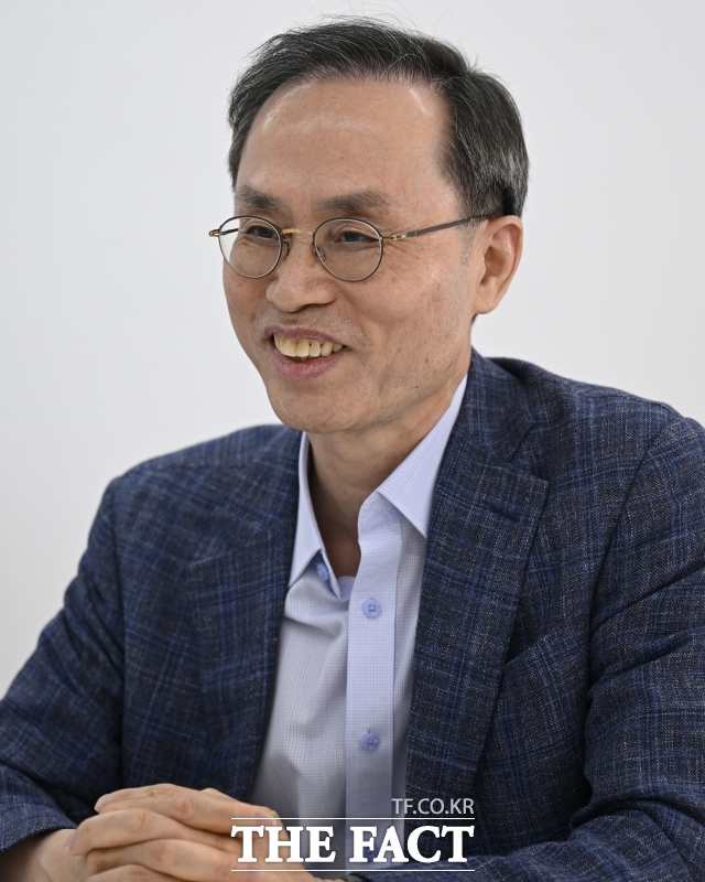 김기영 전 헌법재판관이 24일 오후 서울 용산구의 한 카페에서 <더팩트>와 인터뷰하고 있다. /송호영 기자