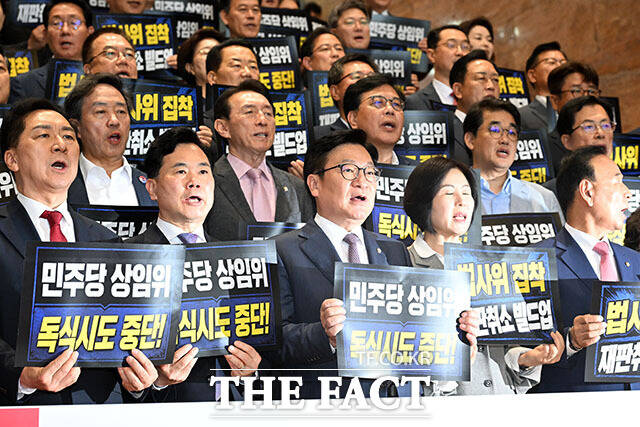 당내에서는 전반기 국회 당시와 같은 '무력한 야당'이 재현될 수 있다는 우려가 나온다. 사진은 정점식 원내대표를 비롯한 의원들이 지난달 29일 오후 국회에서 여당의 상임위 독식 강행을 규탄하며 구호를 외치는 모습./ 서예원 기자