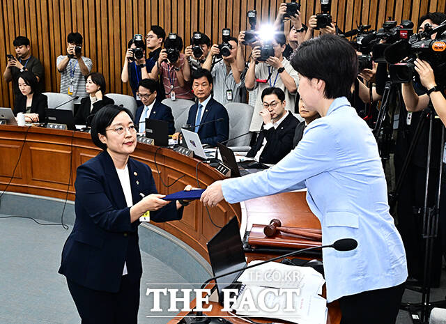 한성숙 국무총리 후보자에 대한 인사청문경과보고서가 30일 더불어민주당 주도로 채택됐다. 사진은 한 후보자가 지난 25일 오전 서울 여의도 국회에서 열린 인사청문회에 출석해 증인선서를 마친 뒤 백혜련 청문특별위원장에게 선서문을 제출하고 있는 모습. /국회=배정한 기자