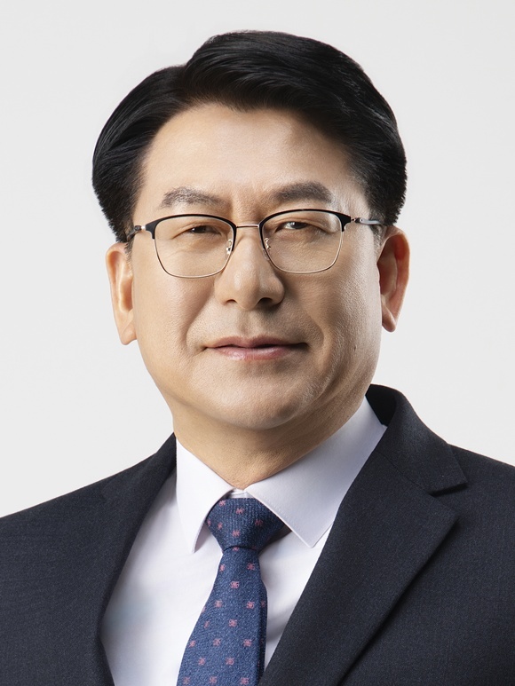 유보화 성동구청장이 첫 업무로 재개발·재건축 신속관리추진단 설치 방침을 결재한다. /성동구