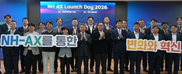 박서홍 농협중앙회 부회장(앞줄 왼쪽에서 5번째)이 지난 29일 서울 중구 농협중앙회 본관에서 열린 'NH AX 런치 데이 2026'에서 참석자들과 기념 촬영을 하고 있다. /농협중앙회