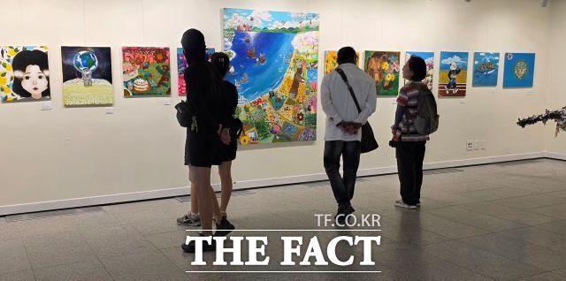 순천문화재단이 순천부읍성 남문터광장 작은미술관에서 어린이 작가들과 조우하는 청년 작가전을 열고 있다. /김영신 기자