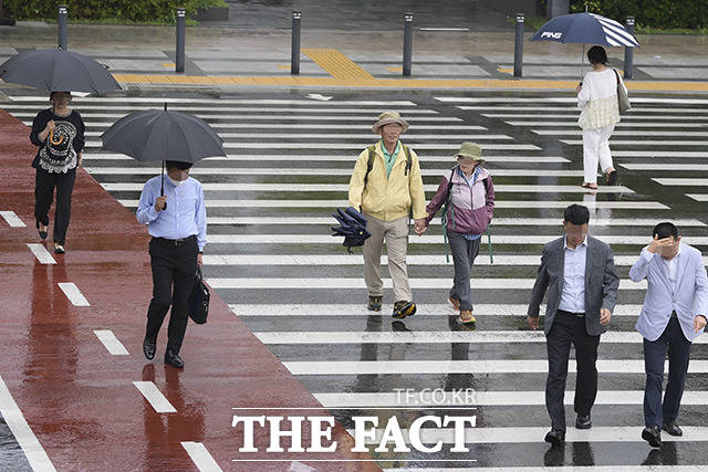 7월의 시작이자 수요일인 1일 전국이 대체로 흐린 가운데 제주와 남해안을 중심으로 비가 쏟아지면서 늦은 장마가 시작되겠다. 수도권과 강원권을 중심으로 돌풍과 천둥·번개를 동반한 소나기가 내리는 곳도 있겠다. 다만 낮 최고기온이 33도까지 올라 매우 무덥겠다. /서예원 기자