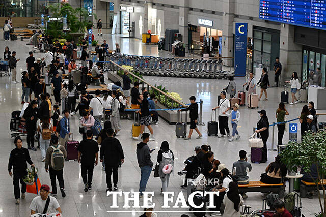 인천국제공항 제1여객터미널 입국장이 여행객들로 북적이고 있다. /인천국제공항=남용희 기자