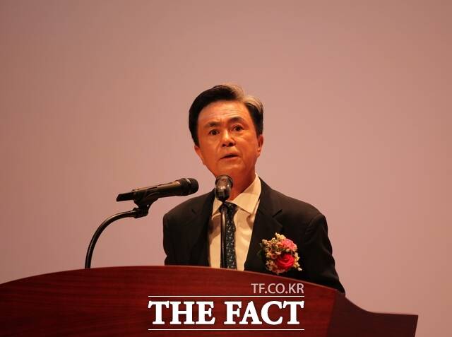김태흠 충남도지사가 30일 충남도청 문예회관에서 열린 퇴임식에서 퇴임사를 하고 있다. /노경완 기자