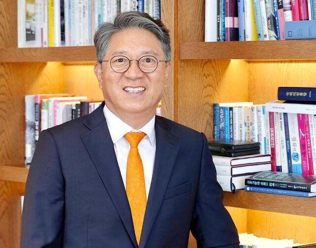 30일 KG그룹에 따르면 곽재선 회장이 최근 KG케미칼과 KG이니시스의 자사주를 각각 10만주씩 매입했다. /KG그룹