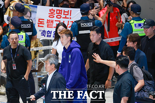 홍명보 전 한국 축구 대표팀 30일 오전 인천국제공항 제2터미널을 통해 귀국하고 있다. 홍 감독이 이끈 축구 대표팀은 2026 북중미 월드컵에서 32강 진출 실패라는 불명예를 안고 귀국했다./인천국제공항=남윤호 기자