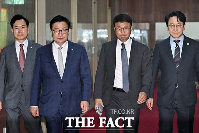 정점식 국민의힘 원내대표와 한병도 더불어민주당 원내대표(왼쪽에서 두 번째부터)가 30일 오후 서울 여의도 국회에서 국회의장 주재로 회동을 마친 후 운영위원장실로 향하고 있다. /국회=서예원 기자