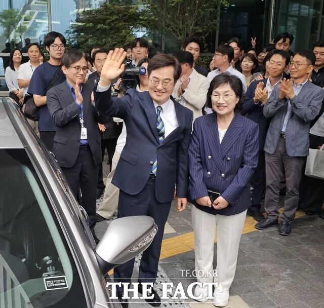 김동연 경기도지사가 아내 정우영 여사와 함께 30일 경기도청을 나서고 있다. /이승호 기자