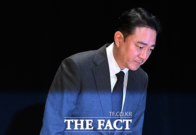 홍정도 중앙홀딩스 부회장이 지난 15일 오후 서울 마포구 중앙일보빌딩에서 기자회견을 열고 고개를 숙이고 있다./박헌우 기자