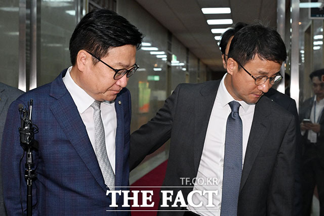 정점식 국민의힘 원내대표와 한병도 더불어민주당 원내대표(왼쪽에서 두 번째부터)가 30일 오후 서울 여의도 국회에서 국회의장 주재로 회동을 마친 후 운영위원장실로 향하고 있다. /국회=서예원 기자