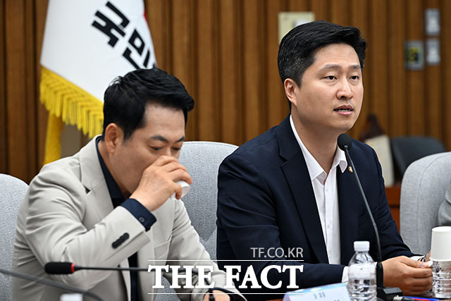 장동혁 국민의힘 대표(가운데)를 비롯한 참석자들이 30일 오후 서울 여의도 국회에서 열린 부정·무능 선관위 해체 수준의 쇄신 및 재선거 촉구를 위한 6·3 참정권 박탈 사태 청년·대학생 시국 대토론회에서 기념 촬영을 하고 있다. /국회=서예원 기자