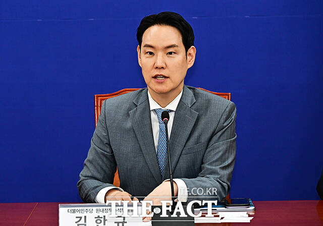더불어민주당이 한성숙 국무총리 후보자에 대한 인사청문 심사경과보고서와 관련해 국민의힘이 불참할 경우 여당 단독으로 채택하겠다는 입장을 밝혔다. 사진은 29일 오후 서울 여의도 국회에서 열린 '김포-제주 항공 좌석 부족 사태 관련 간담회'에 참석해 모두발언을 하고 있는 김한규 민주당 원내정책수석부대표. /국회=배정한 기자