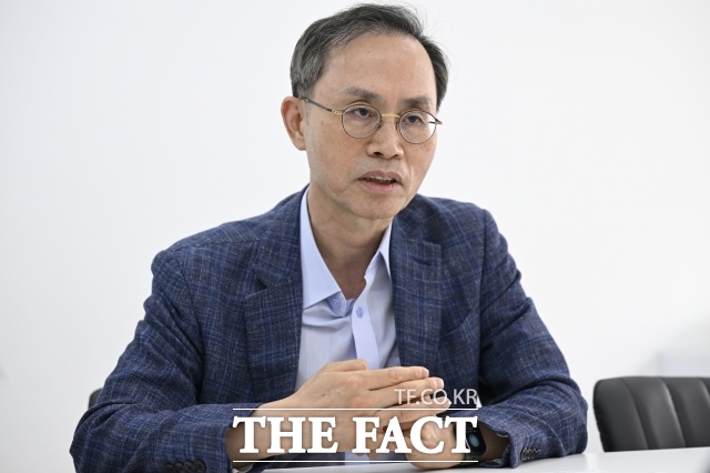 김기영 전 헌법재판관이 24일 오후 서울 용산구의 한 카페에서 <더팩트>와 인터뷰하고 있다. /송호영 기자