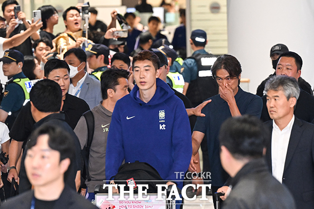 홍명보 전 한국 축구 대표팀 감독(오른쪽)이 30일 오전 인천국제공항 제2터미널을 통해 귀국하고 있다. 홍 감독이 이끈 축구 대표팀은 2026 북중미 월드컵에서 32강 진출 실패라는 불명예를 안고 귀국했다./인천국제공항=남윤호 기자
