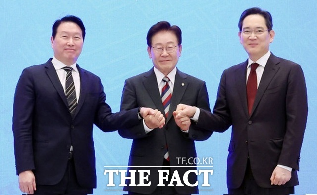 이재명 대통령의 대한민국 대도약 3대 메가프로젝트가 베일을 벗은 가운데 삼성전자와 SK하이닉스가 독주하는 국내 증시의 투자 축이 이동할지 귀추가 주목된다. 사진은 최태원 SK그룹 회장(왼쪽부터)과 이재명 대통령, 이재용 삼성전자 회장이 29일 청와대 영빈관에서 열린 ‘대한민국 대도약 3대 메가프로젝트 국민보고회에서 기념촬영을 하는 모습. /뉴시스