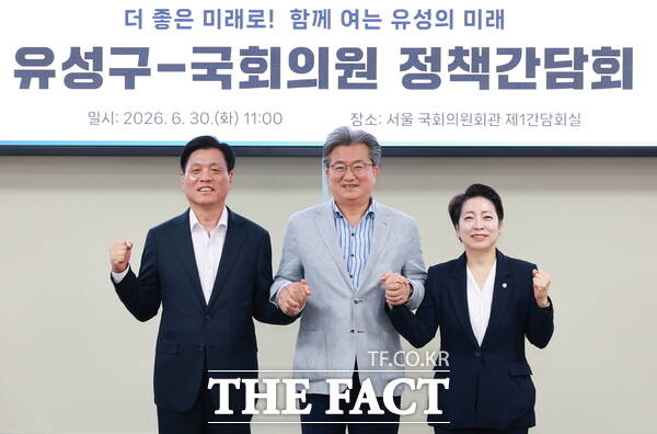 30일 서울 국회의원회관에서 정책간담회를 진행하고 정용래 유성구청장과 조승래, 황정아 국회의원이 기념촬영을 하고 있다. /대전시 유성구