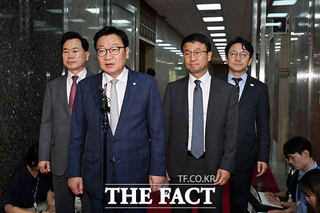 정점식 국민의힘 원내대표와 한병도 더불어민주당 원내대표(왼쪽에서 두 번째부터)가 30일 오후 서울 여의도 국회에서 국회의장 주재로 회동을 마친 후 운영위원장실로 향하고 있다. /국회=서예원 기자