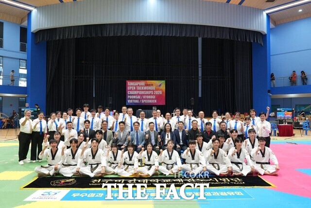 전주비전대학교와 싱가포르 태권도연맹(STF)이 업무협약을 체결한 가운데 태권도시범단을 비롯한 관계자들이 기념 사진을 촬영하고 있다. /전주비전대