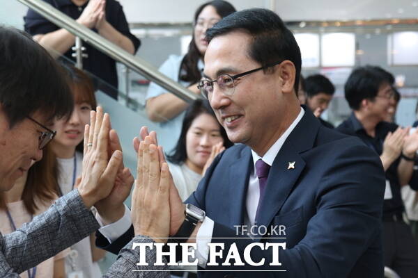 박희조 대전시 동구청장이 30일 이임식을 끝으로 민선 8기 임기를 마무리한 가운데 직원들과 한명씩 인사를 나누며 동구청을 떠나고 있다. /정예준 기자