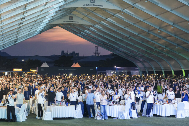 LIG D&A가 창립 50주년을 맞아 기념행사를 개최했다. 사진은 기념행사에 참여한 임직원들. /LIG D&A