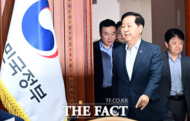 구윤철 부총리 겸 재정경제부 장관이 26일 오전 서울 종로구 정부서울청사에서 열린 비상경제본부회의 겸 경제관계장관회의에 참석하고 있다. /임영무 기자