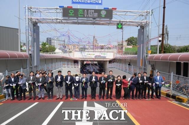 논산시가 30일 반월동 관촉사거리 일원에서 '호남선 논산역구내 관촉건널목 입체화 신설공사' 개통식을 열고 있다. /논산시