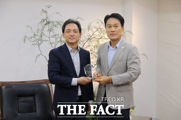 대전도시공사가 '2026 대전 건축디자인캠프'를 앞두고 30일 대전도시건축연구원으로부터 감사패를 받았다. 왼쪽부터 정국영 대전도시공사 사장, 조한묵 대전도시건축연구원 이사장 /대전도시공사