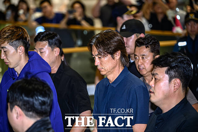 2026 국제축구연맹(FIFA) 북중미 월드컵 32강 진출에 실패한 홍명보 한국 축구대표팀 감독과 선수 일부가 굳은 표정으로 귀국했다. /인천국제공항=남윤호 기자