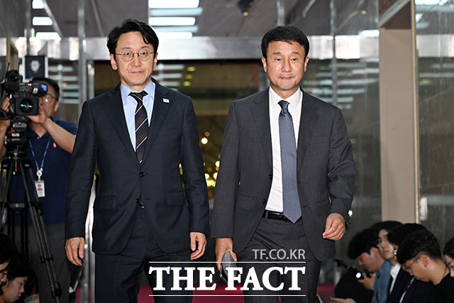 정점식 국민의힘 원내대표와 한병도 더불어민주당 원내대표(왼쪽에서 두 번째부터)가 30일 오후 서울 여의도 국회에서 국회의장 주재로 회동을 마친 후 운영위원장실로 향하고 있다. /국회=서예원 기자
