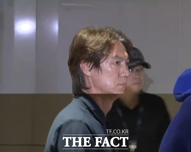침통한 표정으로 인천국제공항에서 이동하고 있는 홍명보 감독./인천국제공항=김기범 기자