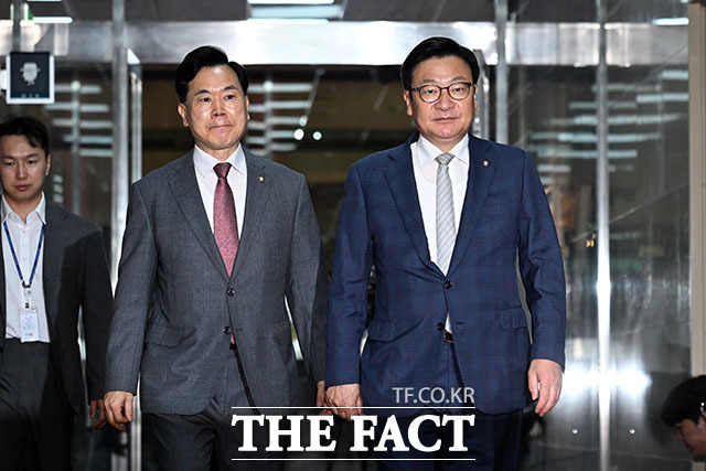 정점식 국민의힘 원내대표와 한병도 더불어민주당 원내대표(왼쪽에서 두 번째부터)가 30일 오후 서울 여의도 국회에서 국회의장 주재로 회동을 마친 후 운영위원장실로 향하고 있다. /국회=서예원 기자