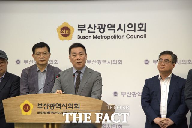 차재권 인수위원장이 30일 부산시의회 브리핑룸에서 민선9기 부산시정 로드맵을 발표하고 있다. / 손연우 기자