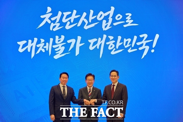 이재명 대통령이 29일 청와대 영빈관에서 열린 대한민국 대도약 3대 메가프로젝트 국민보고회에서 이재용 삼성전자 회장, 최태원 SK그룹 회장과 손을 맞잡고 기념촬영을 하고 있다. /청와대