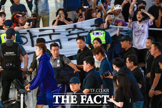 이른 아침부터 입국장을 찾은 축구팬들은 귀국하는 홍명보 전 감독을 향해 