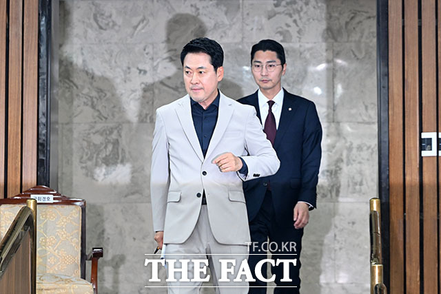 장동혁 국민의힘 대표(가운데)를 비롯한 참석자들이 30일 오후 서울 여의도 국회에서 열린 부정·무능 선관위 해체 수준의 쇄신 및 재선거 촉구를 위한 6·3 참정권 박탈 사태 청년·대학생 시국 대토론회에서 기념 촬영을 하고 있다. /국회=서예원 기자