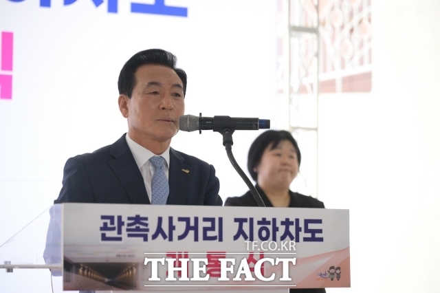 백성현 논산시장이 30일 반월동 관촉사거리 일원에서 열린 '호남선 논산역구내 관촉건널목 입체화 신설공사' 개통식을 통해 축사를 하고 있다. /논산시