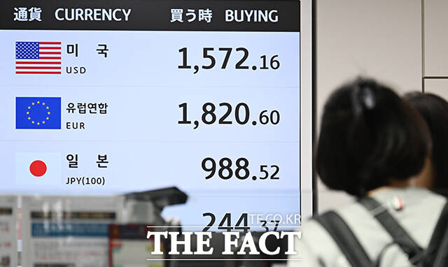 원·달러 환율이 1500원 선을 돌파한 지난 3월 23일 오후 인천국제공항 환전소에 원·달러 환율 등이 표시돼 있다. /인천국제공항=박헌우 기자