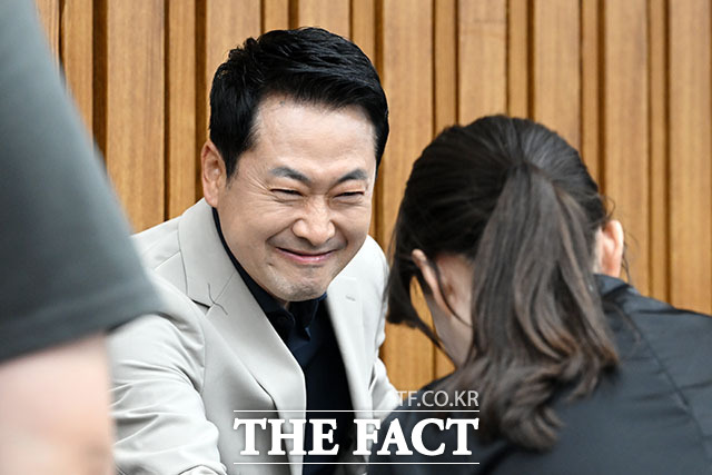 장동혁 국민의힘 대표(가운데)를 비롯한 참석자들이 30일 오후 서울 여의도 국회에서 열린 부정·무능 선관위 해체 수준의 쇄신 및 재선거 촉구를 위한 6·3 참정권 박탈 사태 청년·대학생 시국 대토론회에서 기념 촬영을 하고 있다. /국회=서예원 기자