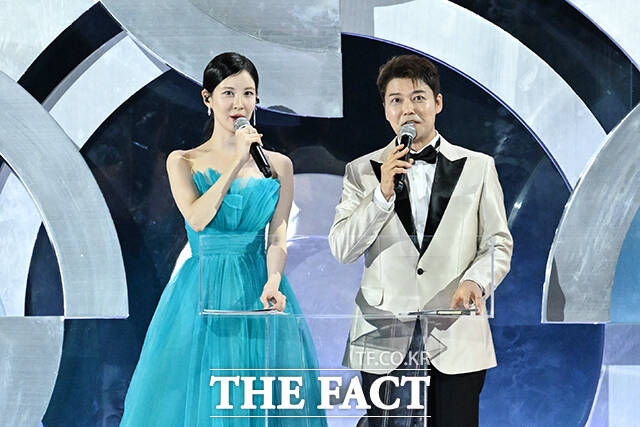 방송인 전현무(오른쪽)와 가수 겸 배우 서현이 '2026 더팩트 뮤직 어워즈(THE FACT MUSIC AWARDS, TMA)'에서 여덟 번째로 MC 호흡을 맞춘다. 사진은 전현무와 서현이 2025년 9월 20일 마카오 아웃도어 퍼포먼스 베뉴에서 열린 '2025 더팩트 뮤직 어워즈'에서 진행을 하고 있는 모습이다./서예원 기자