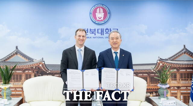29일 전주시 덕진구 금암동 전북대학교에서 글로벌 방산기업 BAE 시스템즈 코리아와 전북대가 방위산업 및 국방 분야 우수 인재 양성을 위한 양해각서(MOU)를 체결한 가운데 양오봉 전북대 총장(오른쪽)과 마이클 칸 BAE 시스템즈 코리아 한국지사장이 기념 사진을 촬영하고 있다. /전북대
