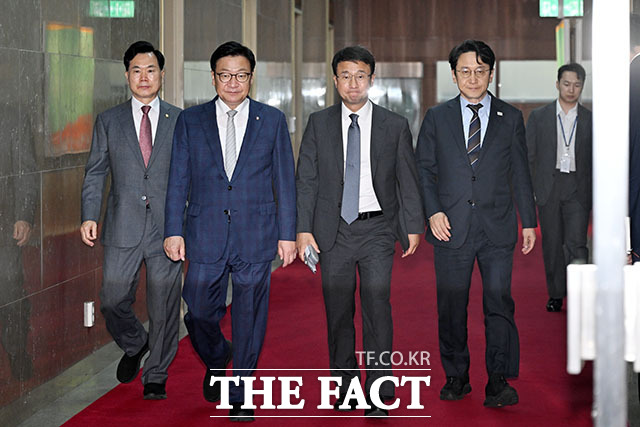 정점식 국민의힘 원내대표와 한병도 더불어민주당 원내대표(왼쪽에서 두 번째부터)가 30일 오후 서울 여의도 국회에서 국회의장 주재로 회동을 마친 후 운영위원장실로 향하고 있다. /국회=서예원 기자