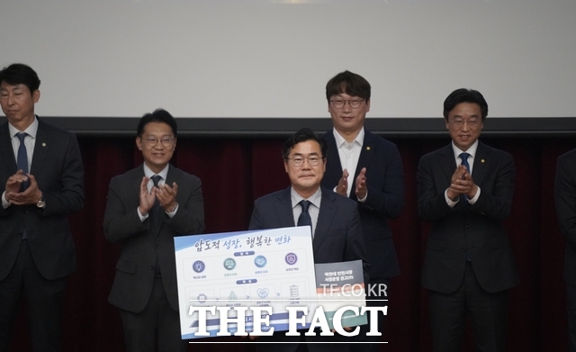박찬대 인천시장 당선인이 30일 송도 G타워에서 열린 인수위원회 해단식에서 인수위로부터 100대 시정과제를 전달받고 있다. /박찬대 당선인 인수위
